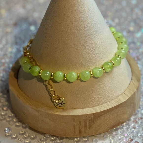 Green aventurine healing Bead Bracelet with gold accent spacers and clasp - Picture 4 of 5